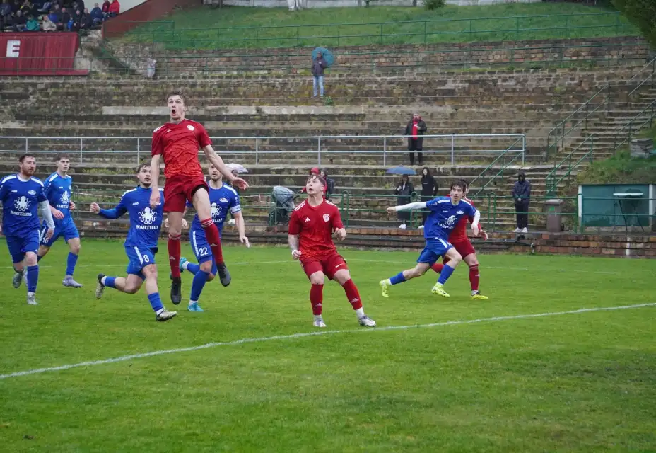 Áčko udeřilo v obou poločasech dvakrát, opět tlačí na vedoucí Louny